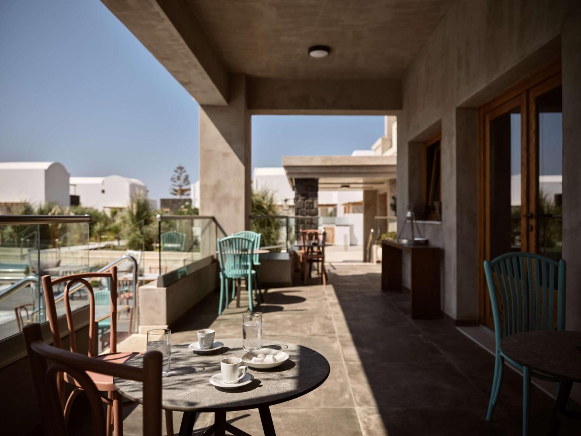 Sea Breeze Santorini Beach Resort, Curio By Hilton Agios Georgios  Exteriér fotografie