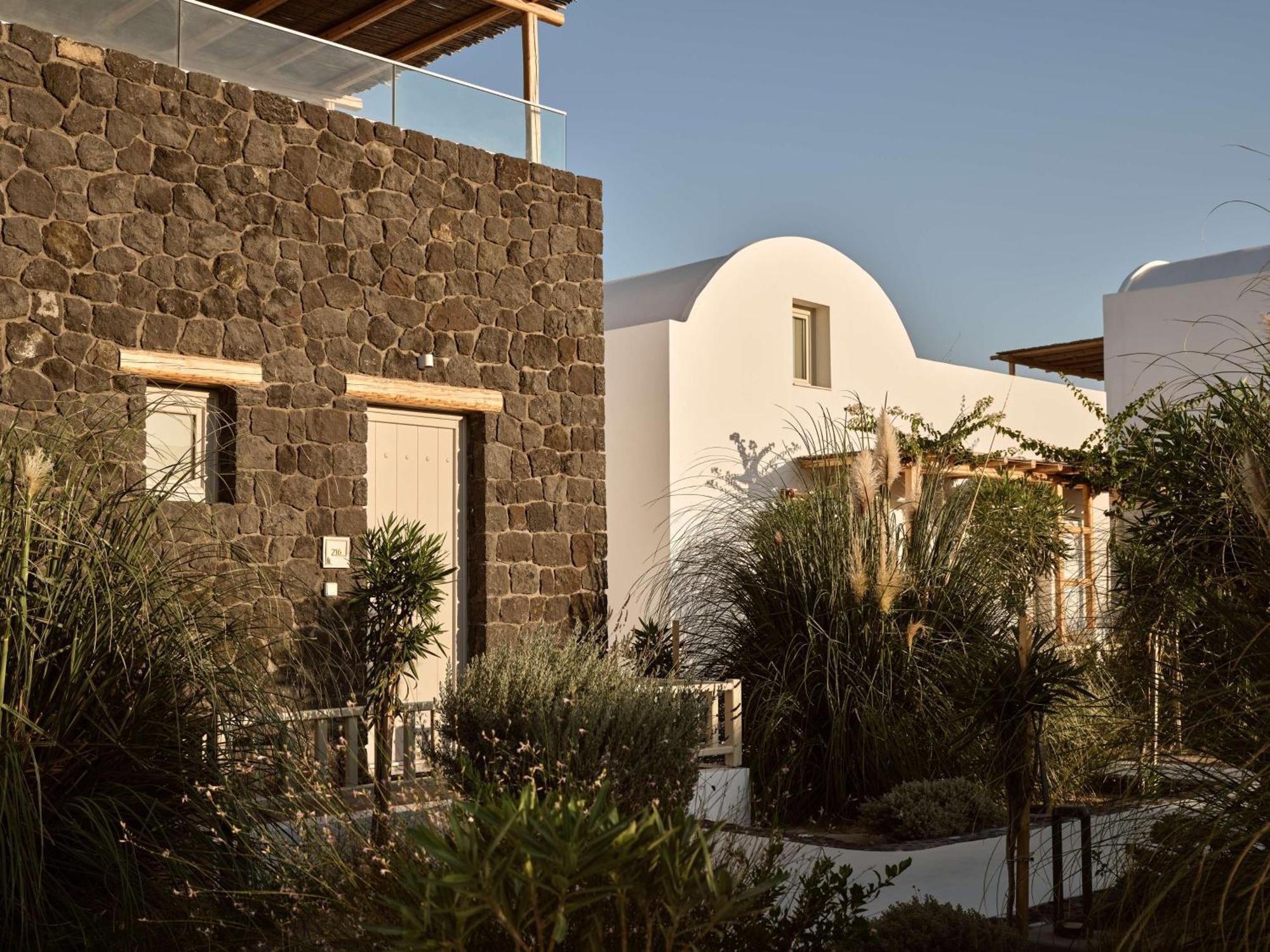 Sea Breeze Santorini Beach Resort, Curio By Hilton Agios Georgios  Exteriér fotografie