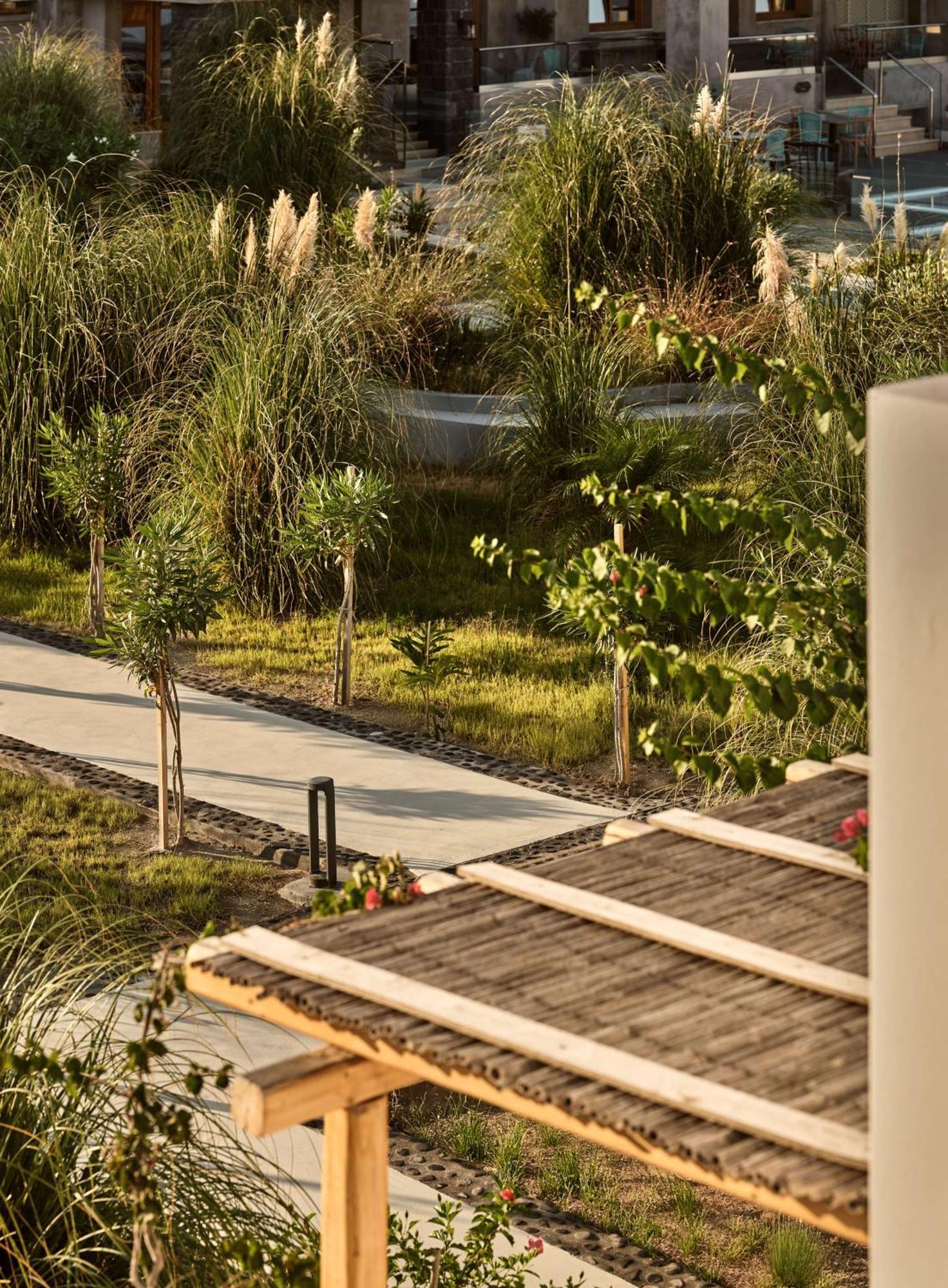 Sea Breeze Santorini Beach Resort, Curio By Hilton Agios Georgios  Exteriér fotografie
