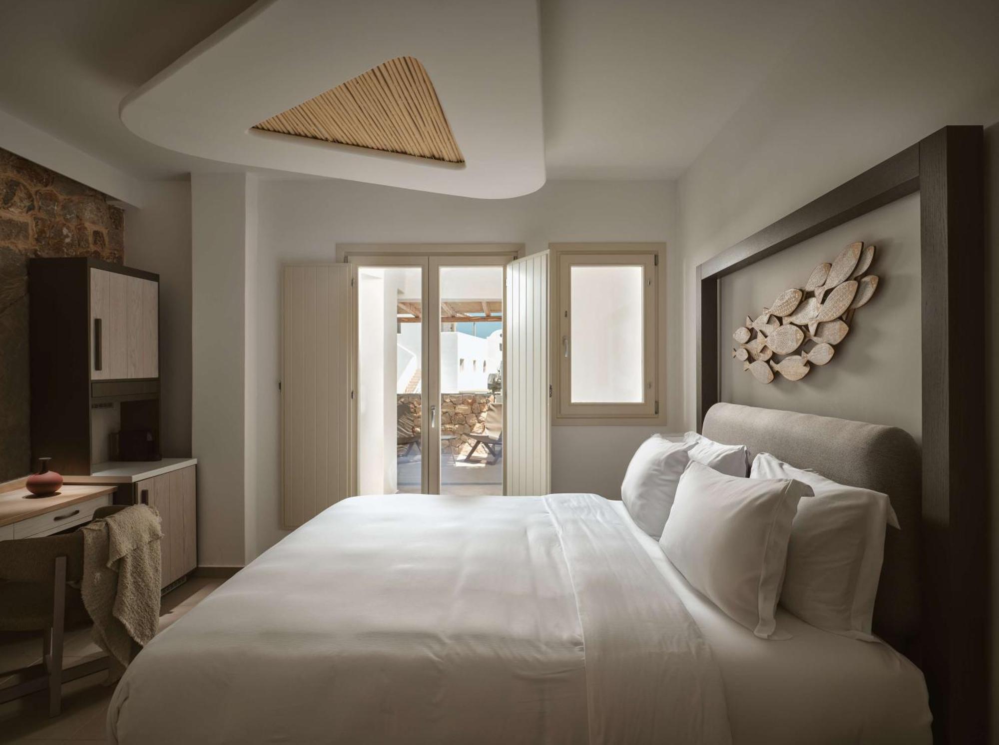 Sea Breeze Santorini Beach Resort, Curio By Hilton Agios Georgios  Exteriér fotografie
