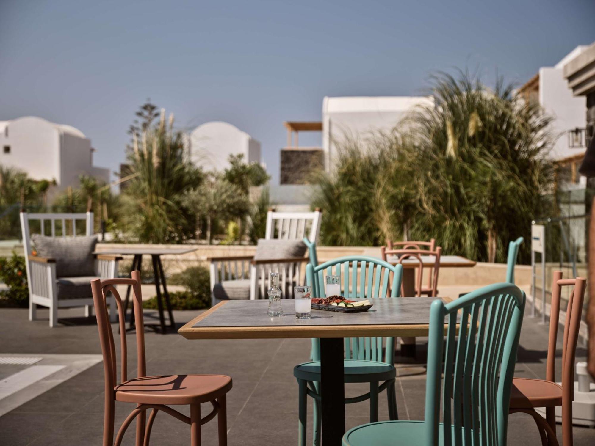 Sea Breeze Santorini Beach Resort, Curio By Hilton Agios Georgios  Exteriér fotografie