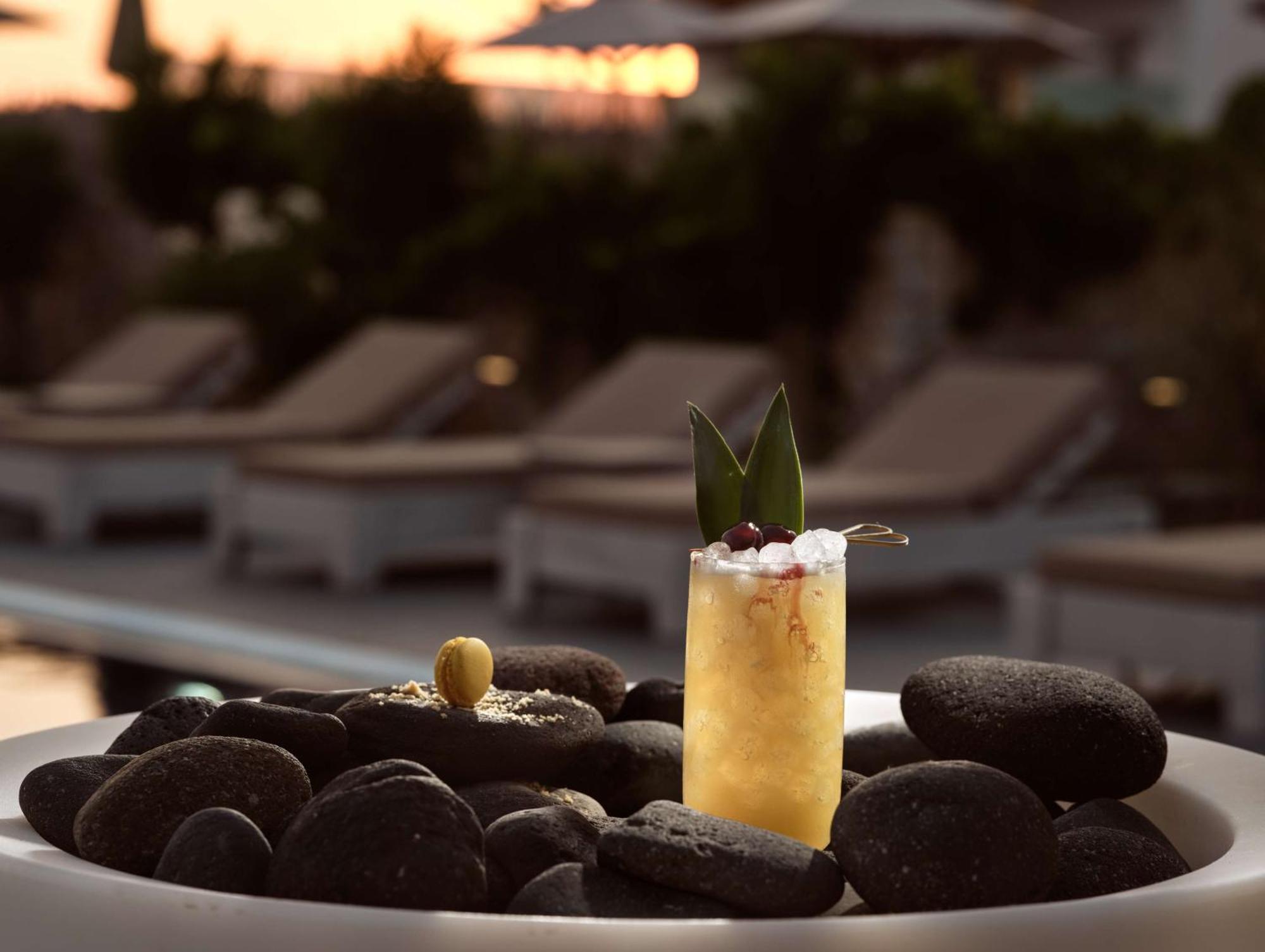 Sea Breeze Santorini Beach Resort, Curio By Hilton Agios Georgios  Exteriér fotografie