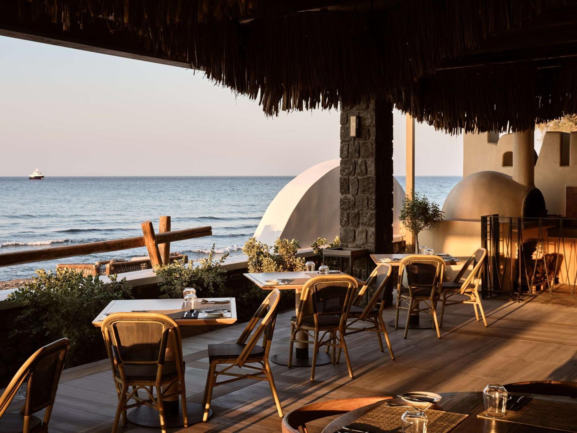 Sea Breeze Santorini Beach Resort, Curio By Hilton Agios Georgios  Exteriér fotografie