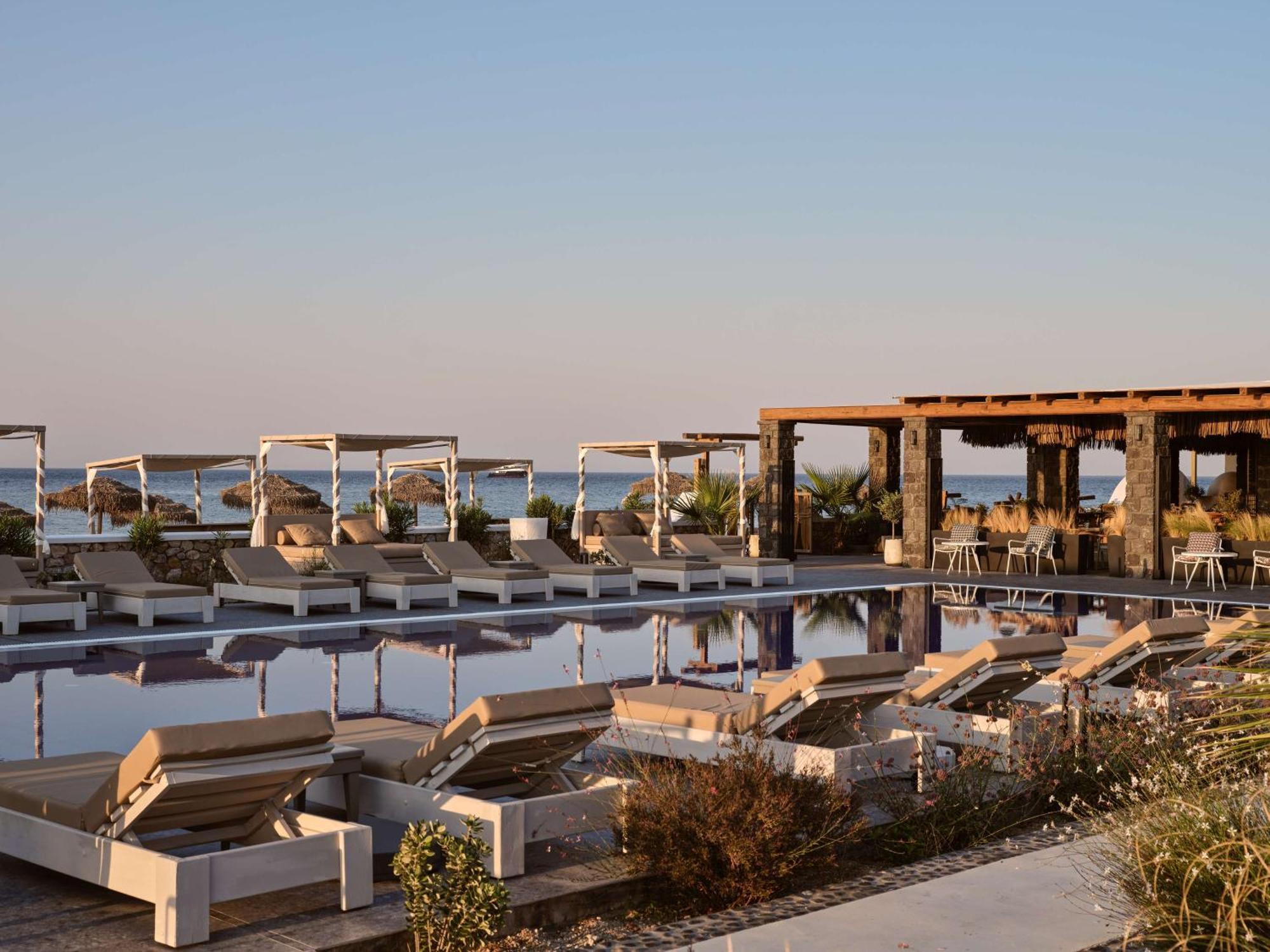 Sea Breeze Santorini Beach Resort, Curio By Hilton Agios Georgios  Exteriér fotografie