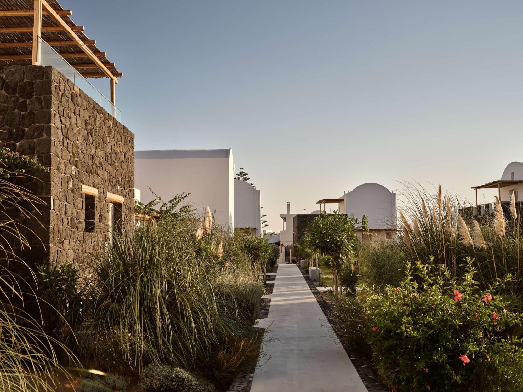 Sea Breeze Santorini Beach Resort, Curio By Hilton Agios Georgios  Exteriér fotografie